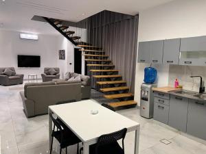 索瓦馬的住宿－The New Chalet，厨房以及带楼梯的客厅。