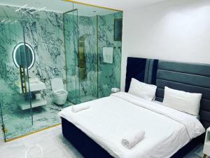 索瓦馬的住宿－The New Chalet，一间卧室配有一张床,浴室设有淋浴。