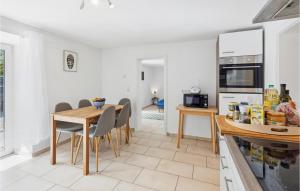 a kitchen and dining room with a table and chairs at Pet Friendly Apartment In Mnsing With Wifi in Münsing