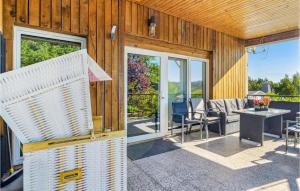 a screened in porch with a table and chairs at Amazing Apartment In Zeulenroda-triebes With Wifi in Zadelsdorf