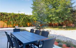une table et des chaises bleues dans la cour dans l'établissement Stunning Home In Ceffonds With Kitchen, à Ceffonds