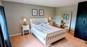 En eller flere senge i et værelse på Tyrella Cottage