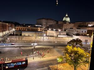 Blick auf die Stadt in der Nacht mit dem Bus in der Unterkunft IMPERIUM INN in Rom