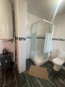 Koupelna v ubytování L7 -Villiers-le-Bel proche Aéroport ROISSY CHARLES DE GAULLES & PARIS + 21 fotografií