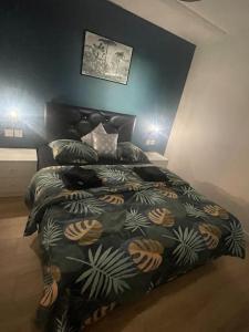 1 dormitorio con 1 cama con manta y almohadas en L7/ Villiers-le-Bel proche Roissy & Paris en Villiers-le-Bel