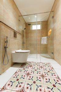 een badkamer met een bad, een wastafel en een douche bij Clouds Nest By Aanvis Inn in Ooty
