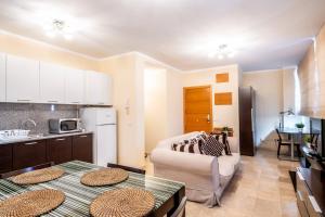 サンタクルス・デ・テネリフェにあるCentrico apartamento en Santa Cruz de Tenerifeのキッチン、リビングルーム(ソファ、テーブル付)