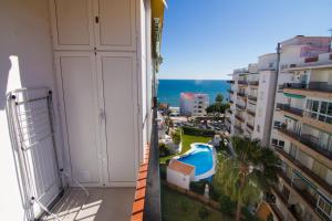 balkon z widokiem na ocean w obiekcie ALBAIDA II 6i MENYBER w mieście Nerja