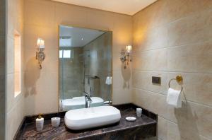 Bagno di Clouds Nest By Aanvis Inn