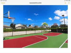 a basketball court with a hoop and a basketball hoop at Mickey Holiday Home a Windsor Palms Villa in Kissimmee