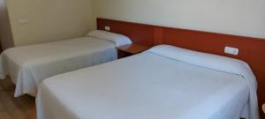 A bed or beds in a room at Hotel Ruta del Duero