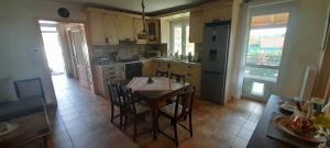 Kuchyňa alebo kuchynka v ubytovaní Gyöngyvirág apartman delux
