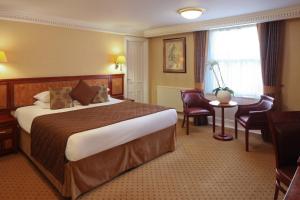 ロンドンにあるグランジ クラレンドン ホテルのベッドとデスクが備わるホテルルームです。