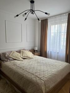 Un dormitorio con una cama grande y una ventana en Mieszkanko w centrum, en Ostróda