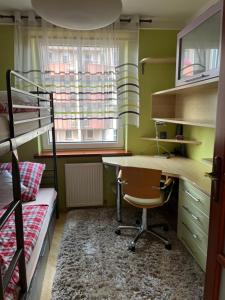 1 dormitorio con escritorio y litera en Mieszkanko w centrum en Ostróda