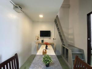 Μια τηλεόραση ή/και κέντρο ψυχαγωγίας στο Cheras homestay @kelian