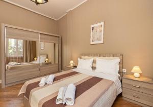 um quarto com 2 camas e toalhas brancas em HD Dream Apartment em Tbilisi