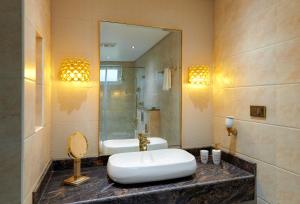Bagno di Clouds Nest By Aanvis Inn