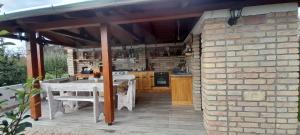Kuchyňa alebo kuchynka v ubytovaní Gyöngyvirág apartman delux