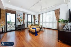 河內的住宿－Home suites -Natural light -Projector -Spacious - 2BR incenter，客厅配有沙发和桌子