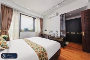 sypialnia z dużym łóżkiem i oknem w obiekcie Home suites -Natural light -Projector -Spacious - 2BR incenter w mieście Hanoi