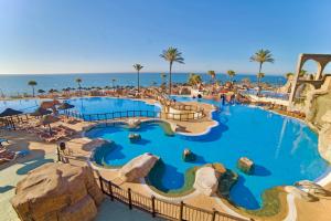 une image d'un parc aquatique dans un complexe dans l'établissement Holiday World Resort, à Benalmádena