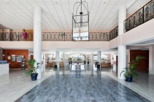 a lobby of a hotel with columns and a chandelier at Hotel Best Mojácar in Mojácar