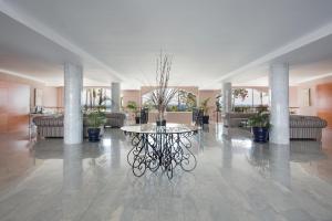 un hall avec une table au milieu d'un bâtiment dans l'établissement Hotel Best Mojácar, à Mojácar