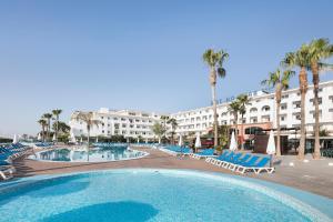 uma grande piscina com cadeiras e um hotel em Hotel Best Mojácar em Mojácar