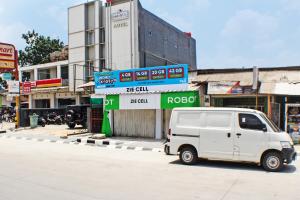 una furgoneta blanca estacionada al lado de una calle en SPOT ON 93089 Homestay Kamar Hijau Syariah, en Bandar Lampung