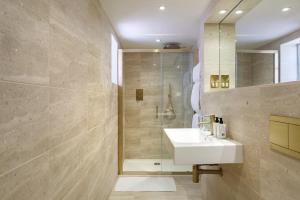 un baño con lavabo y ducha en Shirehall Apartments, en Holt