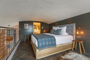 Un dormitorio con una cama grande y una escalera. en Shirehall Apartments, en Holt 9 fotos más