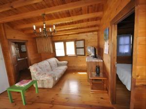 uma sala de estar com um sofá e uma cama numa cabina em Casa de Madera Piscina Privada en Chiclana em Chiclana de la Frontera