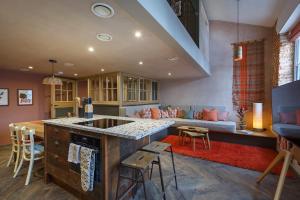 Shirehall Apartments في هولت: مطبخ وغرفة معيشة مع طاولة وأريكة