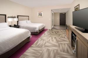 een hotelkamer met 2 bedden en een flatscreen-tv bij Hampton Inn Huntsville/Village of Providence, AL in Huntsville