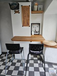twee stoelen en een tafel in een kamer met een geruite vloer bij Brahe 65 in Gränna