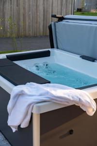 uma banheira de hidromassagem com uma toalha em cima em Resort Brinckerduyn em Appelscha