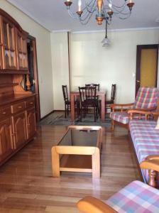 A seating area at Apartamento en la Playa de Somo.