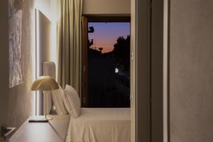 Habitación con cama y vistas a una ventana en Hotel Battisti 31, en Brescia