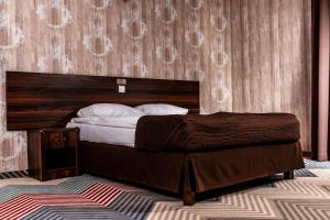 a bedroom with a large bed with a wooden headboard at Hotel Texas*** in Żory