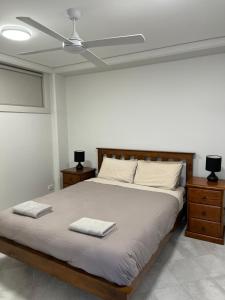 1 dormitorio con 1 cama con 2 toallas en Beachside & Jetty View Apartment 5 - Harbour Master Apt, en Streaky Bay