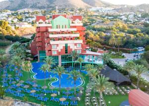 uma vista aérea de um resort com uma piscina em Holiday World Resort em Benalmádena