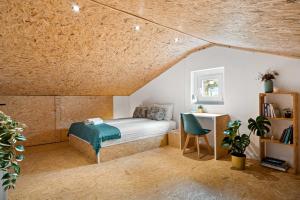 1 dormitorio con 1 cama y escritorio en una habitación en Familientraum in Strandnähe, en Colares