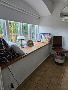 asiento junto a la ventana en una habitación con almohadas en Brahe 65, en Gränna