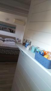 een wit aanrecht in een kamer met een bed bij Il CASALETTO di Laura in Fiumicino