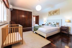 Säng eller sängar i ett rum på Sintra Classic Villa with Pool by Homing