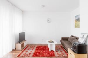 ein Wohnzimmer mit einem Sofa und einem Tisch in der Unterkunft MaliDu Apartment Krefeld Düsseldorf in Krefeld