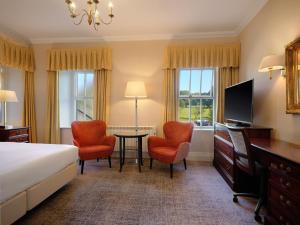TV a/nebo společenská místnost v ubytování Delta Hotels by Marriott Breadsall Priory Country Club + 37 fotografií