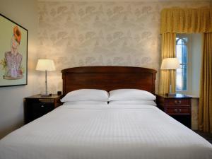 Postel nebo postele na pokoji v ubytování Delta Hotels by Marriott Breadsall Priory Country Club