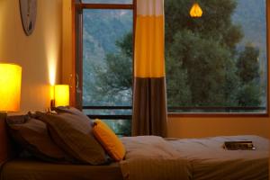Giường trong phòng chung tại Firefly Hostel